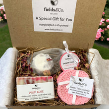 Load image into Gallery viewer, Rose Petal Gift Box