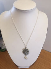 Load image into Gallery viewer, Flower pendant necklace
